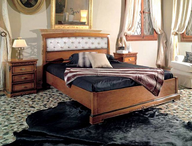 Кровать в спальню из массива Villa Venezia фото 1
